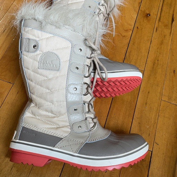 Sorel water proof boots 1 first pic similar boots not same obviously 😜 - Picture 3 of 10